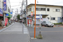 駐車場出て右折